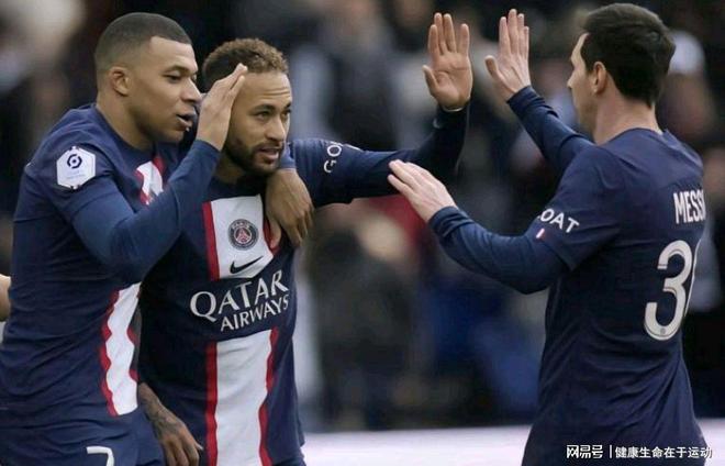 《神圣之门》童话城开启 懵懂少女加冕为王