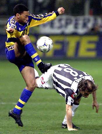 组图 CBA广东客场击败北控 胡明轩封盖对手